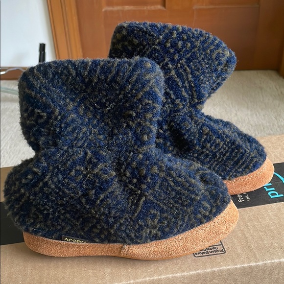 Acorn Bootie Slippers - Picture 1 of 6